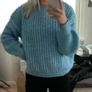 Blå stickad tröja - Säljer en mysig blå stickad tröja med rund hals och långa ärmar. Tröjan har en ribbad struktur vid ärmslut och nederkant. Tröjan är i Storlek M men passar på mig som annars brukar ha S. Tröjan är använd flertal gånger men har inga synliga skador. Nypris var 60€