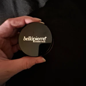 Mineral Blush Amaretto från Bellápierre NY - Säljer en mineralrouge i nyansen Amaretto från Bellápierre. Den kommer i en praktisk rund burk med skruvlock. Perfekt för att ge kinderna en naturlig och fräsch färg.