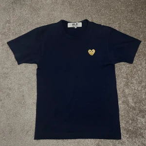 CDG T-SHIRT - CDG T-shirt i väldigt bra skick 8,5/10!🙌🏽🙌🏽 Modellen är 178cm 66kg, kan gå ner i pris vid smidig affär!🙌🏽