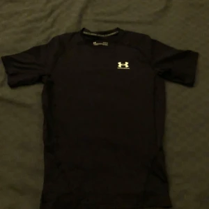 UnderArmour Compression Shirt - Säljer den här sprillans nya UnderArmour compression shirten. Tröjan är designad till att andas mycket, vilket är skönt när man blir varm. Tyget på tröjan är också väldigt skönt så Inge obekväm här 😌Pris ej hugget i sten. Köpt på deras hemsida för 400kr. Skriv vid fler frågor eller funderingar 😎