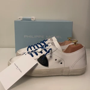 Philippe model skor - OBS: INGA BYTEN | Riktigt snygga Philippe model skor. Finns extra vita snören som man kan byta ut de blåa mot. | Storlek: 45 | Skick: 10/10 (helt nya) | Box, tag, och extra snören fås med | Orderbekräftelse och kvitto finns! | Skriv gärna vid funderingar!