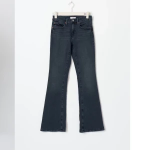 Mörkblå lågmidjade jeans  - As snygga lågmidjade jeans helt nya och oanvända då jag tog av lappen för tidigt💞