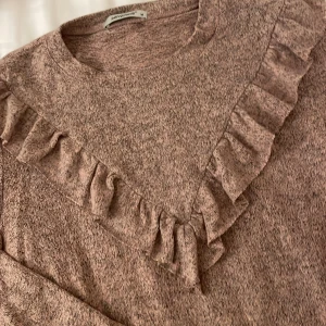 Tröja med volang storlek M - Fin tröja med volang i storlek M. 