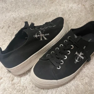 Mörkblå sneakers från Calvin Klein Jeans - Snygga mörkblå sneakers från Calvin Klein Jeans med vit sula och snörning. Perfekta för en stilren look. Passar 38/39
