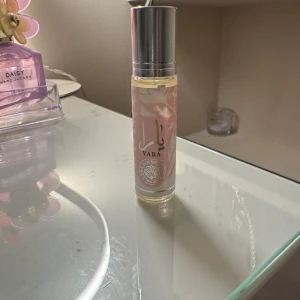  Lattafa Yara parfym 10 ml - Lattafa yara parfym 10ml roller, enbart testad men föll mig inte i smaken💕