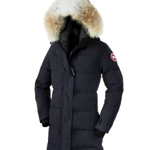 Svart dunjacka med päls från Canada Goose - Snygg och varm jacka från Canada Goose med en stor huva kantad av päls. Detta är modellen shelburne parka storlek S. Den är felfri! Har kvitto. Skriv för fler bilder om ni är intresserade. Nypris 11 000. Pris går att diskutera.
