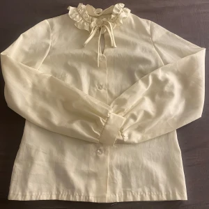 beige silkes blus  - aldrig använd 