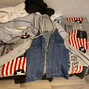 Jeanskofta - En fin jeanskofta som jag har knappt använt.