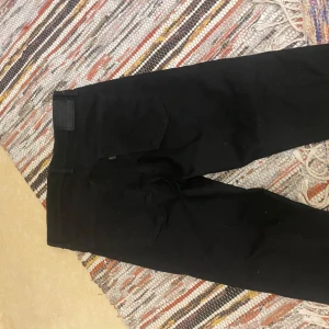 Svarta Mile High Super Skinny jeans - Säljer ett par svarta Mile High Super Skinny jeans från Levi's. De är högmidjade och har en tight passform som framhäver benen. Perfekta för en stilren look. Orginal pris 1349kr, använda 2 gånger 