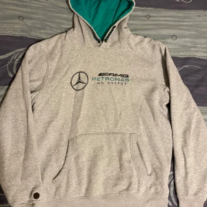 Mercedes AMG hoodie - Säljer denna feta AMG hoodien i nyskick⚡️Mycket litet använd. Passar mig som bär M, är 182cm väger 80kg