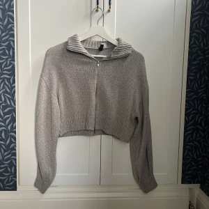 Grå stickad kofta  - Snygg grå stickad kofta från Divided i XS🩶Koftan har dragkedja och är lite croppad i modellen. Supersnygg att ha vitt linne under till jeans eller kostymbyxor🌸Fint skick!