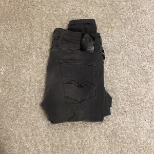 Replay jeans  - Säljer nu mina riktigt feta replay anbass jeans i riktigt bra skick, OTROLIGT BILLIGT. Storleken är 30/36 passar bra på folk runt 1,80-1.88. MVH 101 priset är inte förhandlingsbart då det redan är otroligt billigt🙌🏼