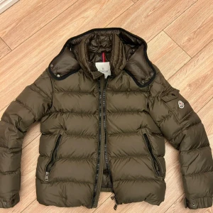 Moncler Khaki Himalay - Passa på att köpa en riktigt snygg jacka med sjukt fin färg, får ofta komplimanger över jackan och speciellt färgen! Size 2 men sitter väl lite mer som en small än medium. Jackan är nu kemtvättad och inte använd efter det. 100 procent äkta samt kvitto finns från kaspersheat.