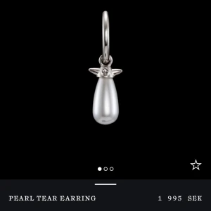 Pearl Tear Earring Maria Nilsdotter - Fint pearl tear örhänge från Maria Nilsdotter, säljer pga att ja inte använder det längre❤️nypris: 1995. Kommer med deras förpackning. Inga defekter eller något🥰