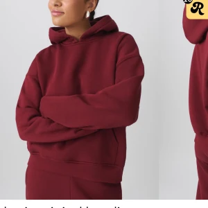 Vinröd hoodie - Säljer min vinröda hoodie från Gina som är oversized i stolek XS 