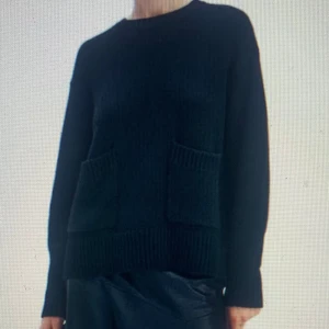 Svart stickad tröja med fickor - Supersnygg stickad tröja ifrån zara, nyskick