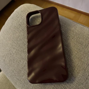 Mörkrött mobilskal - Snyggt och stilrent mörkrött mobilskal med glansig yta. Perfekt för att skydda din telefon med stil. Passar utmärkt för dig som vill ha en enkel men elegant look.
