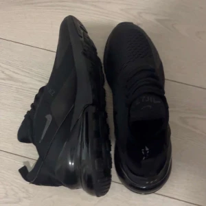 Svarta Nike air max 270c - Hej, jag säljer mina oanvända helt nya Nike 270c eftersom de var små på mig. DMa mig vid intresse (pris kan diskuteras) 