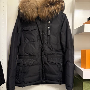 Hollies vinter jacka - Säljer nu min fina vinterjacka från hollies, endast använd en vinter så i väldigt bra skick! Medföljer även en svart päls till jackan som också är från hollies