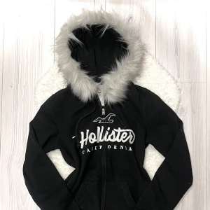 hollister fur zip up - pälsen har blivit handsydd därav pris! prisförslag nekas! nackdelen är att en hel del hårstrån från pälsen fastnar på koftan. såklart så kan en kamm eller luddrulle fixa detta men det kan upplevas som jobbigt. annars är pälsen väldigt skön! 🐾varan är inte din före du trycker på KÖP NU! 🎀