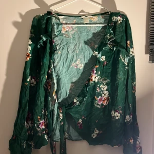 Blus från H&M - Jätte fin till sommaren! Storlek 40 men passar S/M människor! Knappt använt.