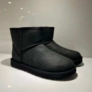 Ugg W Classic Mini Leather - Helt nya oanvända svarta Uggs i storlek 39. Tyvärr har jag hunnit slänga kartongen, men klisterlapp under sula sitter kvar. Skorna säljs endast för att storleken är fel💞