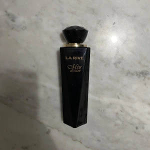 Parfym la rive  - Parfym från la rive i doften miss dream, använd max 5 gånger. Luktar super gott de är även en dupee på Carolina Herreras good girl💗💗