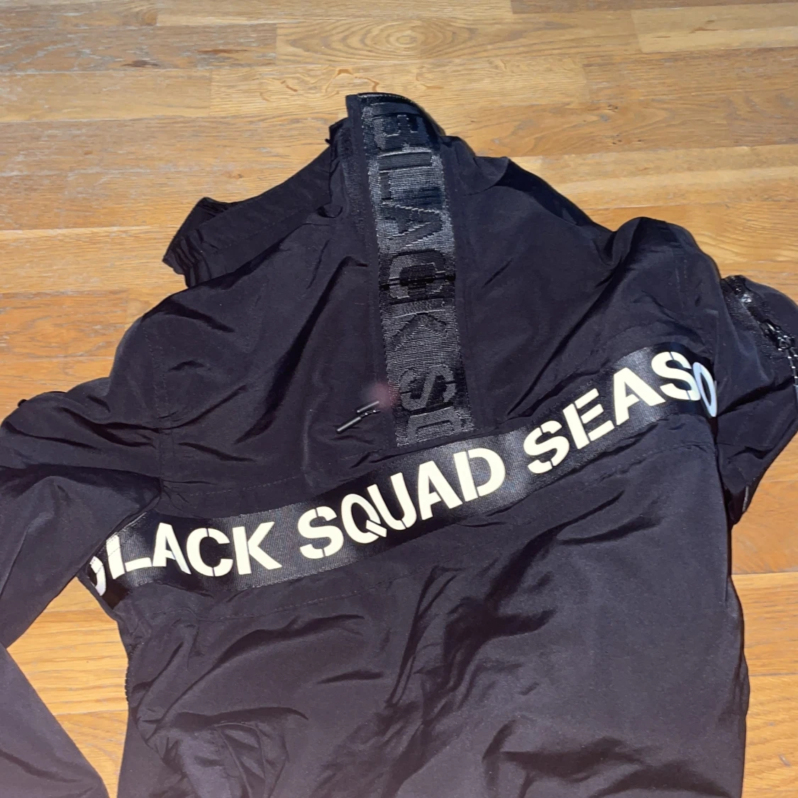 Svart jacka med text - 91