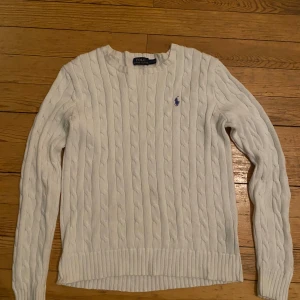 Vit stickad tröja från Ralph Lauren - Säljer en vit kabelstickad tröja från Ralph Laurent. I stl M passar dig som är runt 170cm. Jätte bra skick!