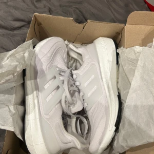 Vita Adidas Ultraboost Light - Säljer ett par vita Adidas Ultraboost Light. Helt nya oanvända. Storlek 42 men passar 42,5 
