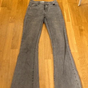 Grå jeans från My Tina's - Snygga grå jeans från My Tina's i bootcut-stil. Perfekta för en classic look. Tillverkade i premium denim för en skön passform. nypris 500