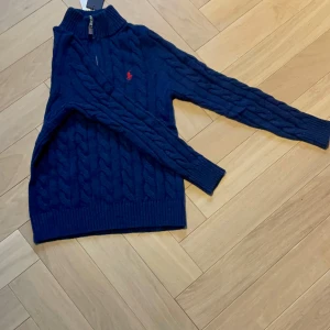 Ralph lauren zip stickad  - Säljer en helt ny stickad ralph lauren zip upp stickad. Alla taggar är kvar har inte kvitto  det är därför jag säljer den kunde inte lämna tillbaka den. Kom med bud och skriv om ni har minsta lilla fundering! Sänker pris vid snabb affär. Ny pris: 2299 mitt pris 999kr. Storleken är s men passar xs.