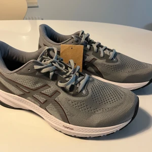Asics joggingskor - Helt nya, med tagg kvar. Lite för små för mig vilket är varför jag säljer dom. Nypris 1599 kr, fick i present och måste tyvärr sälja dom nu. Säljer dom billigt för dom måste säljas snabbt! Först till kvarn!