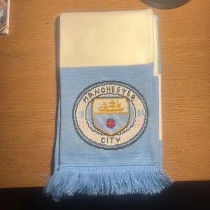 Manchester City halsduk - Säljer min Manchester City halsduk då jag aldrig använder den. Köptes 2023 i Manchester innan Manchester City-Liverpool och knappt nuddat den sen dess. Nypris ligger på ca 300kr mitt pris endast 149kr. Hör av er vid frågor!