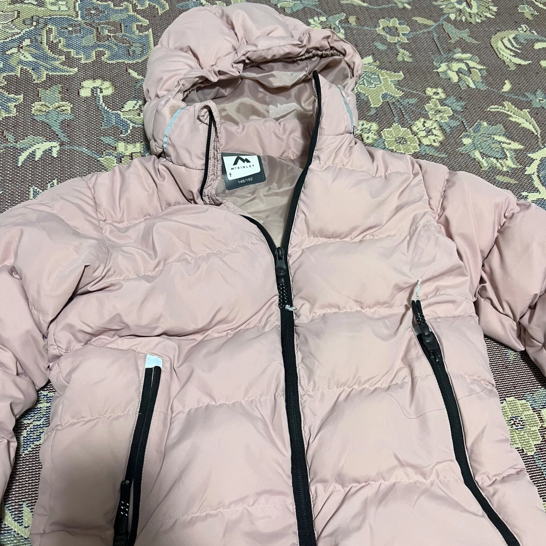 Rosa pufferjacka med huva