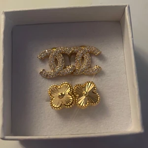 Örhängen  - Sparsamt använda örhängen , Chanel 7500kr, vaan cleef örhängen 15.900kr