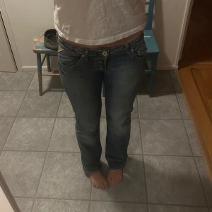 Blå jeans från Replay - Säljer ett par snygga blå jeans från Replay. De har en klassisk femficksdesign och låg midja. Skit snygga och i bra kvalité utom att de har spräckt på ett ställe, men de är ihop sytt! (Se sista bilden) säljer pga att de är lite för små för mig. 28W 32L