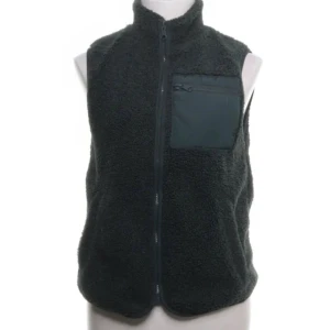 Mörkgrön trendig teddyväst - Snygg och bekväm mossgrön fleeceväst med dragkedja och en bröstficka framtill. Perfekt för lager-på-lager och väldigt trendig just nu! Är sparsamt använd och inga defekter. Detta är en intressekoll så kom gärna med bud!💗