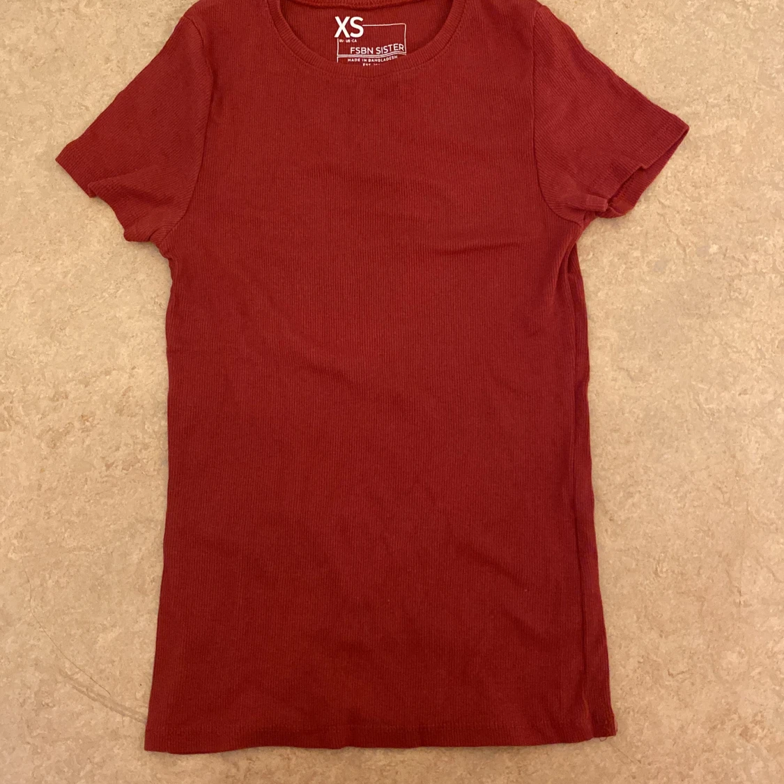 Röd ribbad t-shirt från Gina Tricot