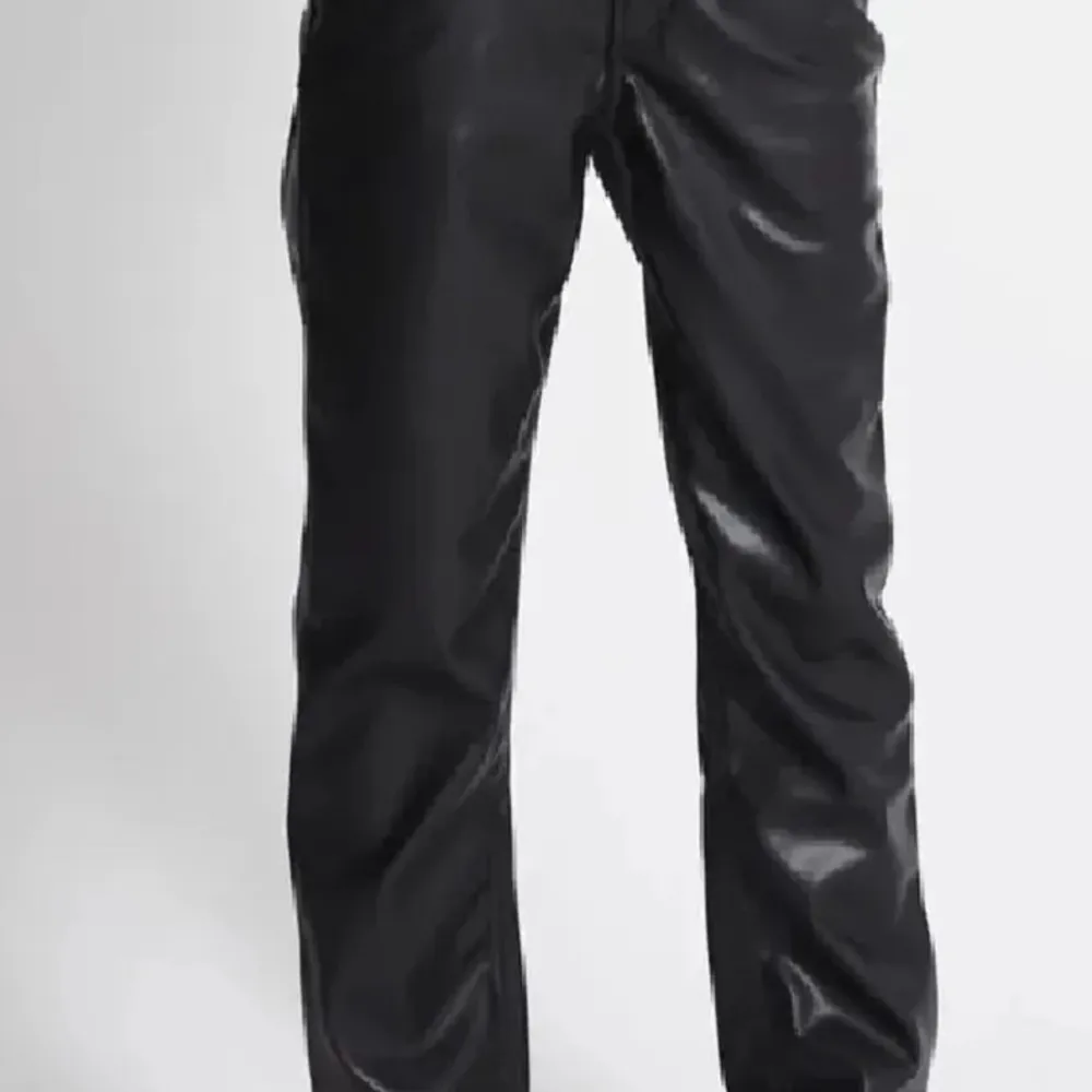 Snygga svarta skinnbyxor med en rak passform. Perfekta för en stilren look. Byxorna är lite liten i storlek och råkade beställa 2 par så har 2 till salu! Köpte för 100 kr, inga defekter❤️. Farkut & Housut.