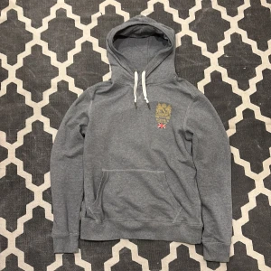 Morris Hoodie  - Fett Morris Hoodie i nytt skick, tröjan är i storlek S. Skriv vid frågor eller funderingar 🙌 