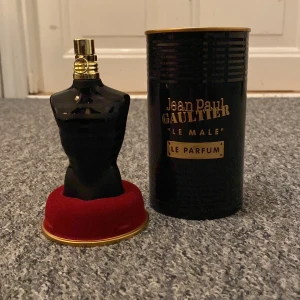 Jean Paul Gaultier Le Male Le Parfum - 75ml med drygt 50ml kvar. Kan sänka priset vid snabb affär