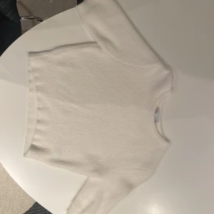 Vit stickad tröja från Zara🥰 - Säljer min jätte fina Zara tröja pågrund av att den inte kommer till användning. Den är knappt använd och är i jätte fint skick🥰