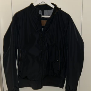 Massimo dutti jacka - Säljer denna snygga jacka från Massimo dutti, den är andvänd fåtal gånger och är i bra skick, nypris runt 1500, storlek L men passar snarare S och är för liten på mig