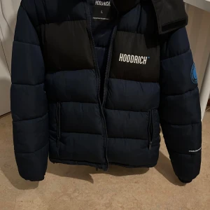 Mörkblå pufferjacka från Hoodrich - Säljer en hoodrich jacka då den aldrig används, använd max 3 gånger mycket bra skick (pris går att diskutera)