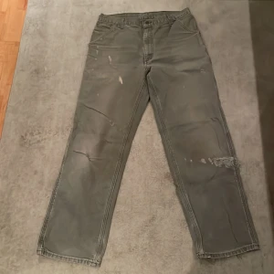 Carhartt Carpenter pants - Skitsnygga Carhartt carpenters i snygg sliten design, är storlek 32/32.