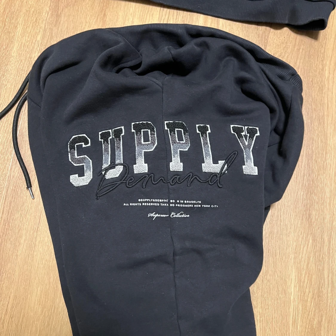 Svart hoodie och byxor från Supply & Demand - 91