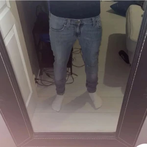 Blå nudie jeans 👖  - Här är ett par riktigt fetta nudie jeans som är perfekt nu till vinter. Storleken är slim och 28W och 32L. Det är bra skick på dom men nudie logan där bak har tyvärr svalknat bort. Skickar samma dag eller dagen efter 🚚 