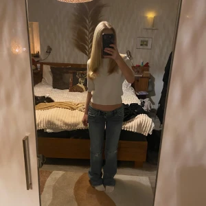 Lågmidjade blåa jeans - Fina lågmidjade blåa jeans Silver💘Säljs pågrund av att dem inte passar mig, inga defekter! Midjemått rakt över: 41 cm, hör av er om ni har frågor❤️