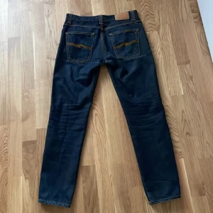 Mörkblå jeans från Nudie Jeans - Tjenare! Säljer ett par Nudie jeans i storleken 30/30! De är i ny skick och inga defekter! Kontakta mig vid en fråga 